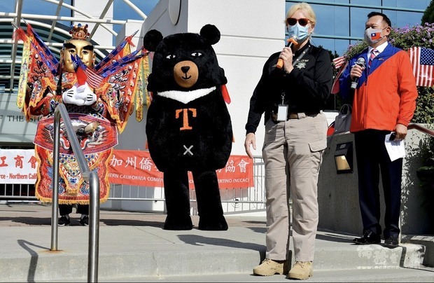 聖塔克拉拉縣警局前舉辦的雙十國慶慶祝活動，聖塔克拉拉縣警長史密斯（右二）也參加。