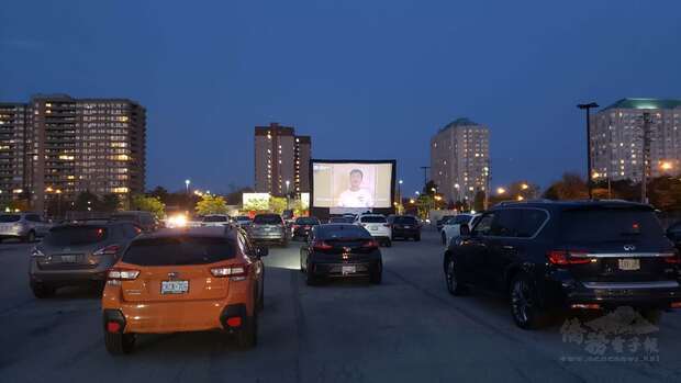 電影展播映現場，每部座車均保持距離欣賞電影。