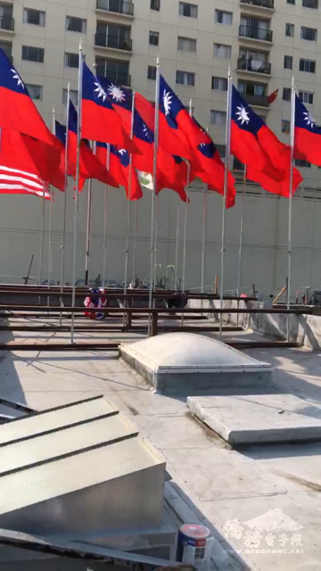 五洲洪門致公總堂頂樓一片中華民國旗海。