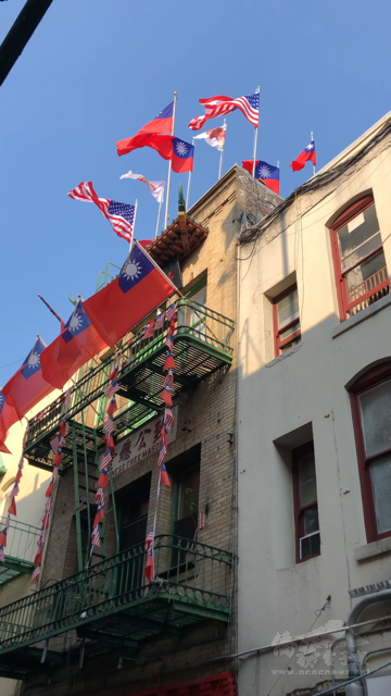 五洲洪門致公總堂旗桿群及中美串旗。