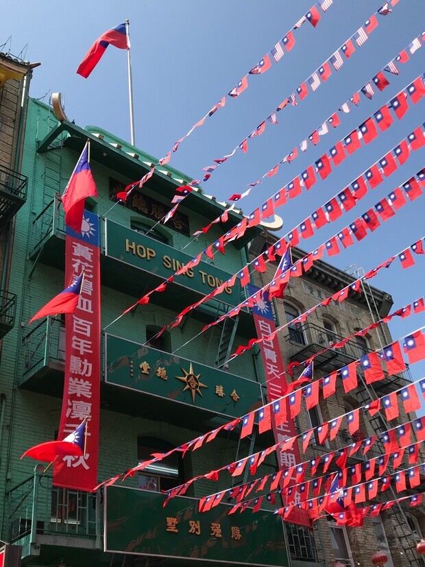 美洲合勝總堂旗桿群及中美串旗。