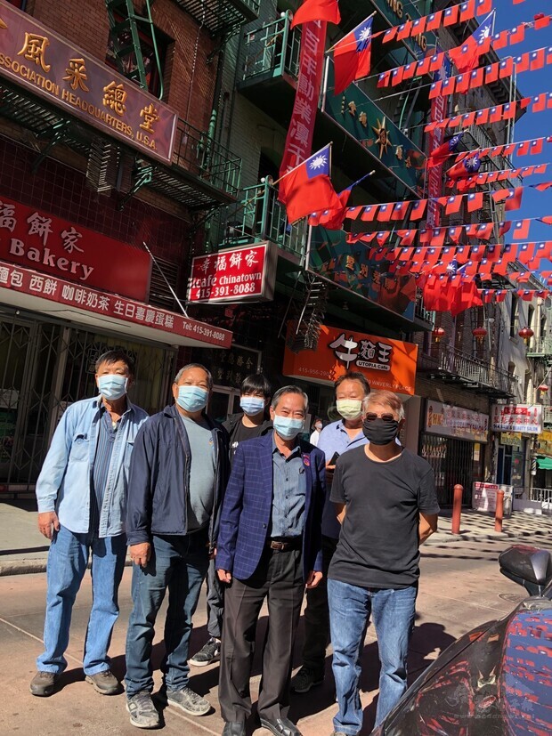 美洲合勝總堂重要成員於完工後合影。