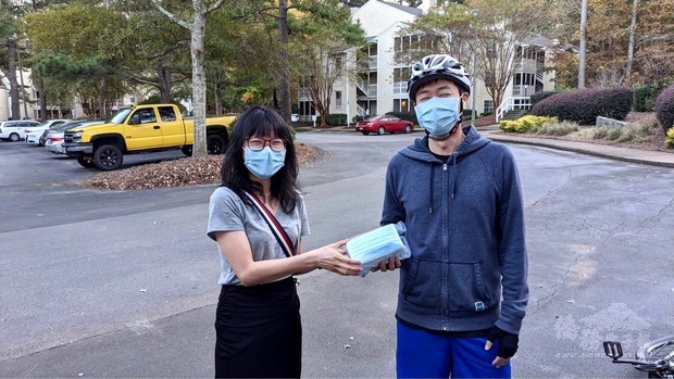 杜克學生副會長協助分發。