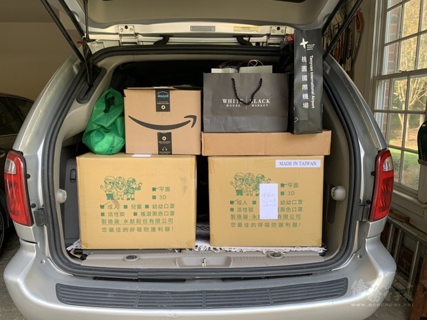 僑胞後車箱載滿口罩。