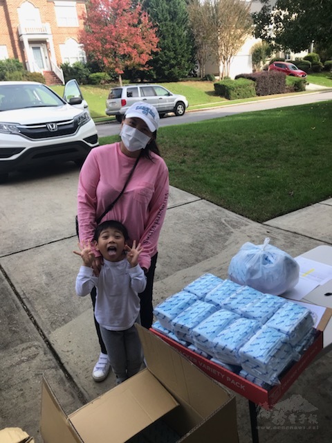 僑胞開心領口罩(卡瑞市)。