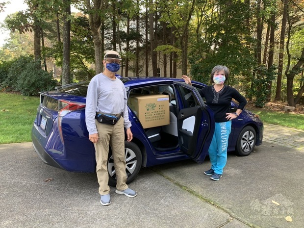 羅麗市領取僑胞。