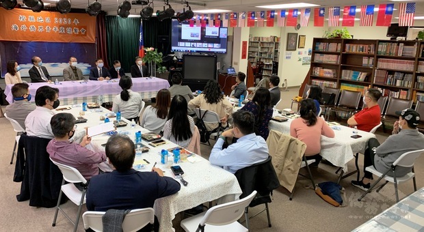 這次活動是橙縣文教中心首次邀集僑青進行跨社團的交流座談，在輕鬆氣氛中熱絡交流。