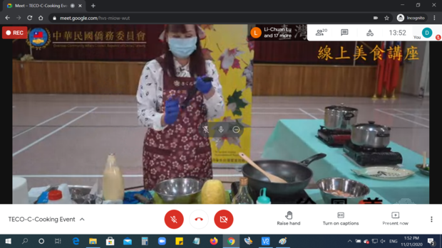 徐鳳美講說鳳梨蝦球製作。