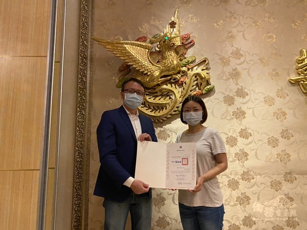 錢冠州頒贈感謝狀給青商會會長林孟葦(右)。