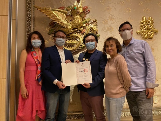 錢冠州致贈感謝狀(左起:僑務顧問程惠鈴、處長錢冠州、會長黃業倫、秘書長王怡婷、顧問江佛樹)