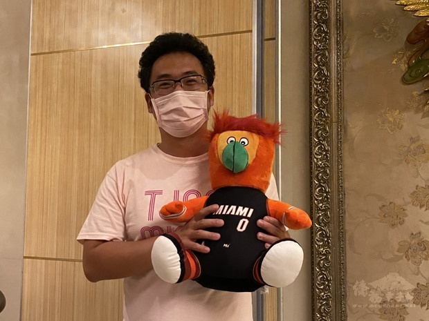 高明彥手捧臺商會所贈紀念品邁阿密熱火隊吉祥物玩偶Burnie向佛州僑胞道再見