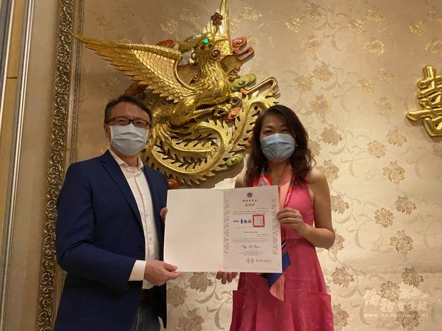 錢冠州頒贈感謝狀給僑務顧問程惠鈴(右)。
