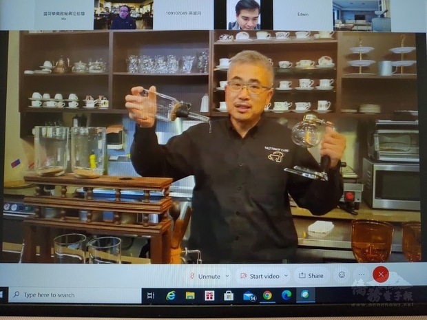 許介誠分享世界極品麝香貓咖啡與牙買加藍山咖啡的烤培過程。
