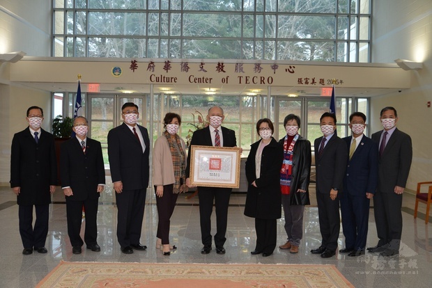 出席者戴著蕭美琴大使贈送的國旗口罩共同見證。