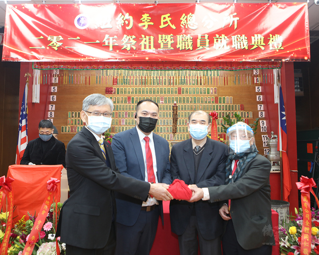 李國威、李健恆主席在李光章大使及李可喬元老的監交下接過印信