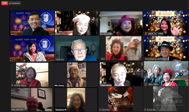 亞美老人服務中心理事、顧問和職員們在跨年晚會中倒數迎接新年。