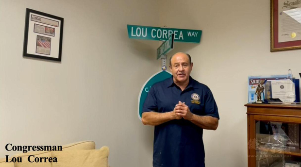 美國國會眾議員Lou Correa在跨年慈善晚會中致詞。