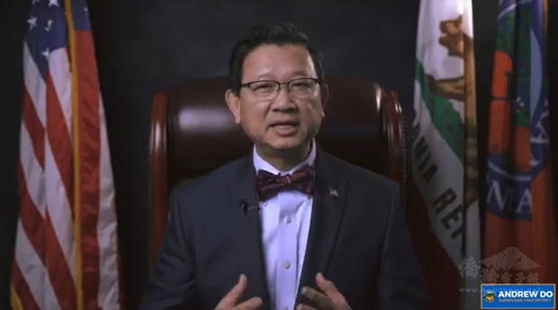 橙縣縣政委員Andrew Do在跨年慈善晚會中致詞。