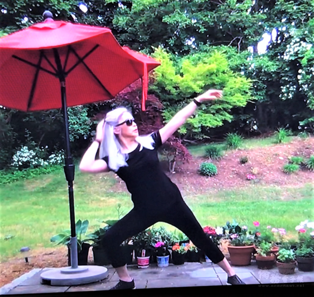 陳秀惠在戶外排練尼雅舞。(陳秀惠提供)