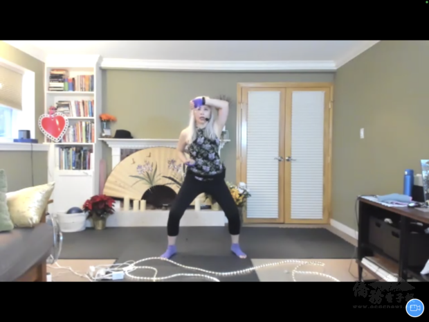 陳秀惠在疫情期間透過網路教尼雅。(周菊子攝)