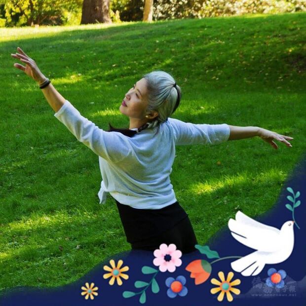 學生在陳秀惠排練尼雅舞時抓住了老師的一個美姿。(陳秀惠提供)