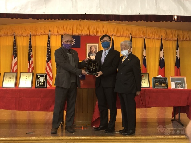 芝加哥中華會館主席伍健生(前排右)、董事長陳達偉(前排左)代表會館致贈駐芝加哥辦事處處長黃鈞耀(前排中)「秉鈞持軸 隱耀潛光」感謝牌