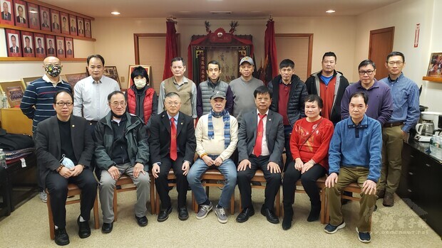 波士頓洪門致公堂連任主席余麗媖(前右二)，湯偉立(前左三)和前右起，阮偉昌，阮振強，伍伯和，黃國威，梅少華等人出席2021就職典禮。(波士頓洪門致公堂提供)