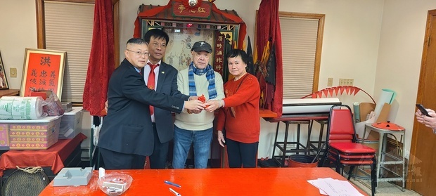 洪門致公堂元老伍伯和(右二)，監堂阮振強(左二)監交，主席余麗媖(右一)，湯偉立(左一)接收印信。(波士頓洪門致公堂提供)