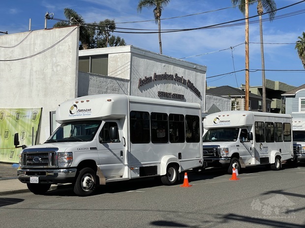 合乎防疫規定的小巴士接送老人公寓住戶往返疫苗站