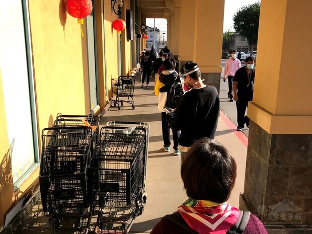 農曆除夕，亞裔族群聚居的洛杉磯地區華人超市外出現排隊人龍，在年前最後一刻採買年貨。 (圖：中央社)