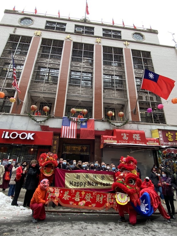紐約中華公所舞獅迎春。