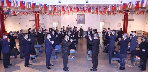 中華公所與屬下60個僑團代表在中山紀念堂團拜，互道新年快樂。(前排右3駐紐約辦事處李光章大使、右4紐約中華公所主席于金山）