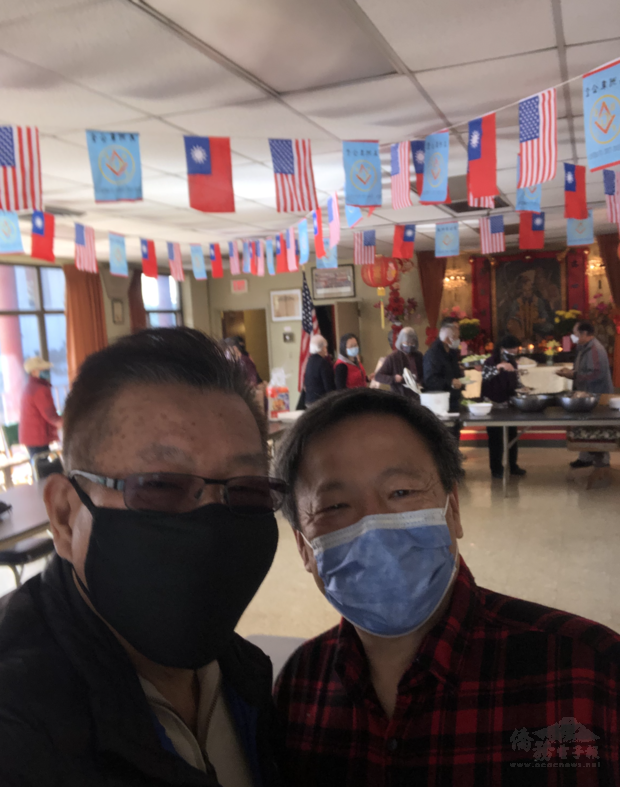 前秉公堂主席侯傑明和現任主席周仲仁合影