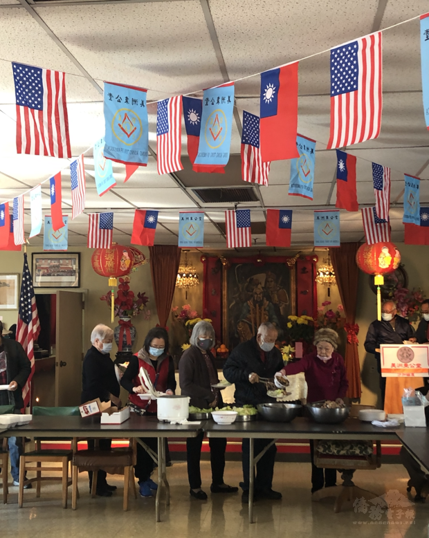 秉公堂會員和幹部們分享齋菜