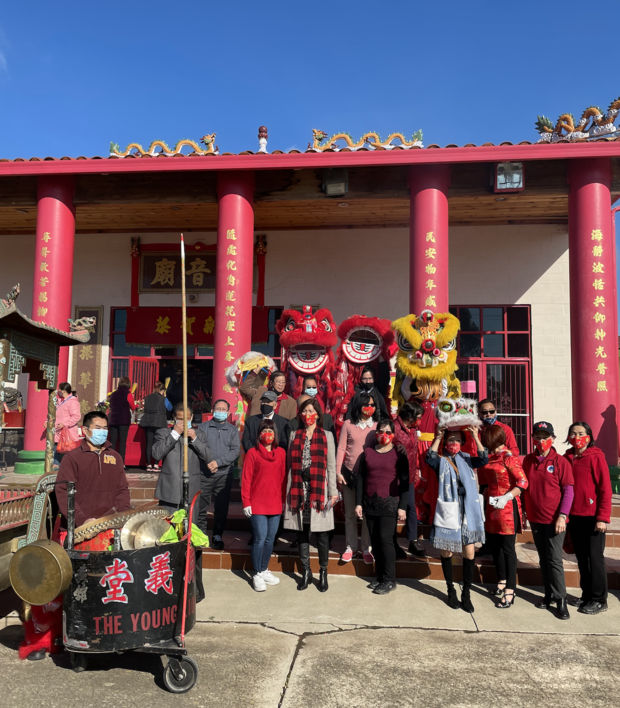 二埠印支聯誼會會長呂慧娟,觀音廟董事長梁秀英暨幹部們與舞獅、武術師傅合影