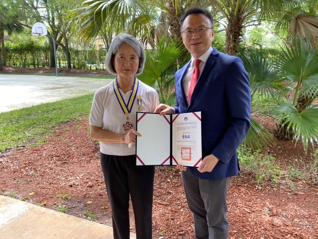 處長錢冠州頒贈獎章