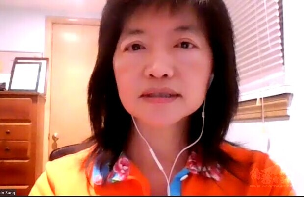 紐英崙客家鄉親會會長宋玉琴主持講座。