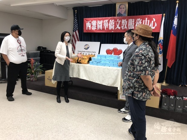 吳曉竹介紹防疫關懷包