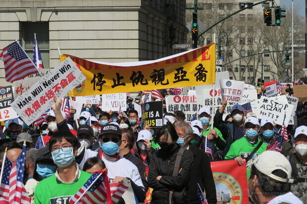 美國仇恨犯罪盛行之際，紐約上萬民眾當地時間4日上街遊行呼籲停止仇恨亞裔。圖為示威者行經紐約市政府廣場。