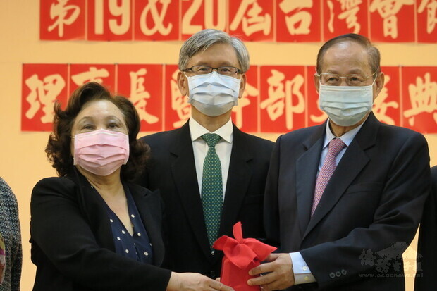 紐約台灣會館理事長7日交接，蘇春槐（右）從方秀蓉（左）手中接下印信。中為駐紐約辦事處長李光章。