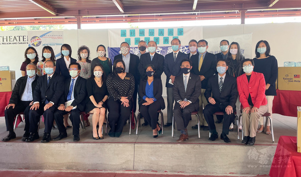 出席捐贈儀式的僑界代表與爾灣市長、市議員合影。