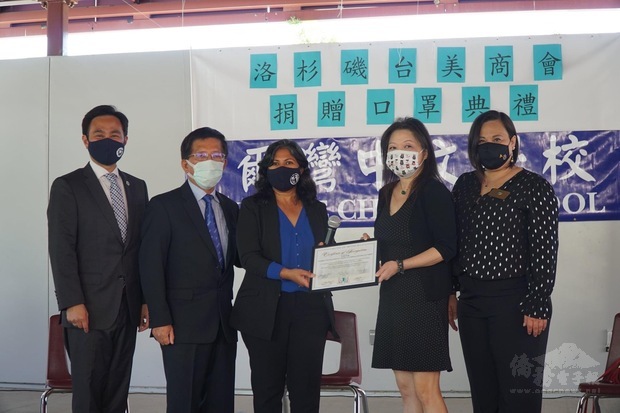 爾灣市頒贈表揚狀感謝洛杉磯臺美商會,圖左起:市議員郭正明、南海岸華協理事長陳景星、爾灣市長Farrah Khan、洛杉磯臺美商會會長劉雅薇及爾灣市副市長Tammy Kim。