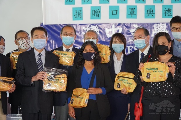 橙僑中心主任蔣翼鵬致贈Taiwan Can Help防疫關懷包，傳遞臺灣防疫成功的經驗。