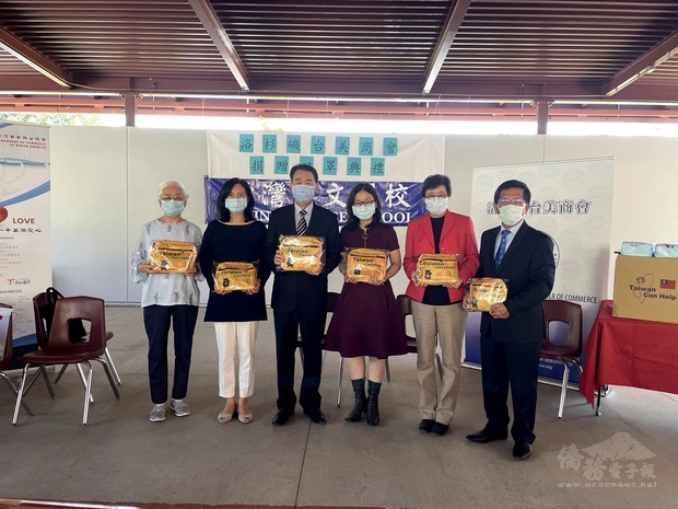 出席的中文學校校長們都收到設計精美的防疫關懷包。