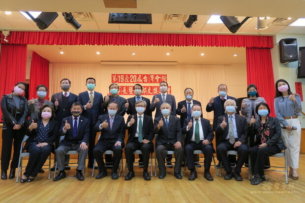 紐約台灣會館7日舉行理事長暨幹部交接典禮，僑界領袖在2019冠狀病毒疾病疫情期間踴躍出席。