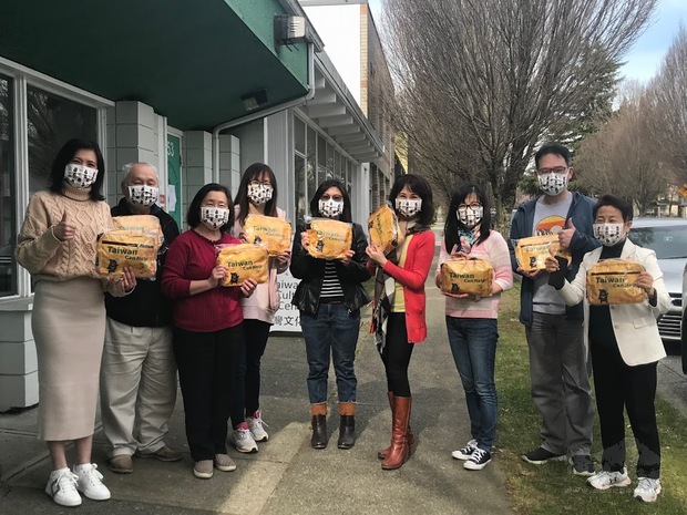 大溫哥華臺灣僑界聯合會理事團隊們高效率的發放防疫關懷包。