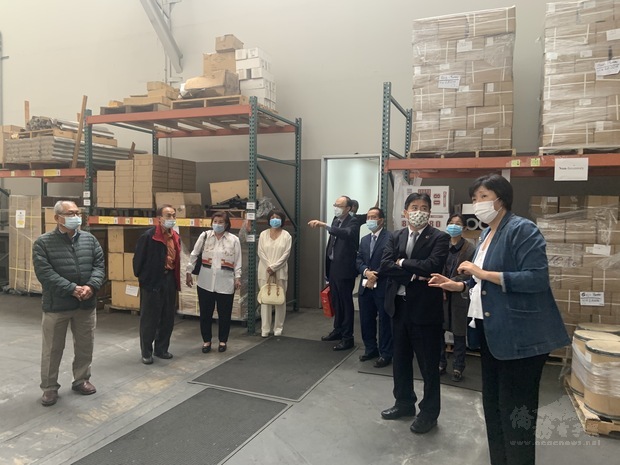 洛僑中心一行參訪加州河濱市及聖伯納迪諾縣臺商企業-參訪SolarMax Technology太陽能板裝配廠，由該公司副總裁劉靖帶領解說公司營運情形。