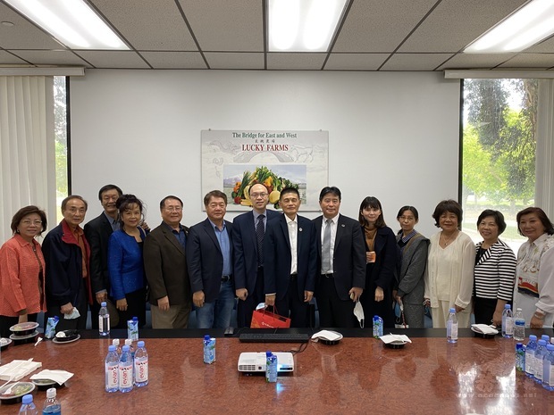 洛僑中心一行參訪加州河濱市及聖伯納迪諾縣台商企業-於廖日山會長辦公室意見交流後合。