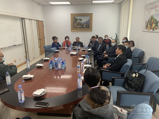 洛僑中心一行參訪加州河濱市及聖伯納迪諾縣台商企業-在Lucky Farm良機農場簡報室聆聽內陸華人聯誼會簡報及交流。