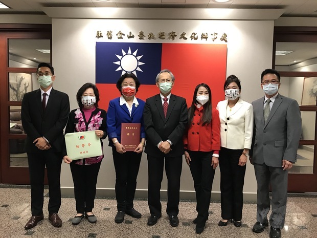 由左至右:蘇上傑主任、林馬玉冰僑務委員、于愛珍僑務諮詢委員、賴銘琪處長、呂玉貞僑務委員、魏德珍僑務委員、閻樹榮主任。